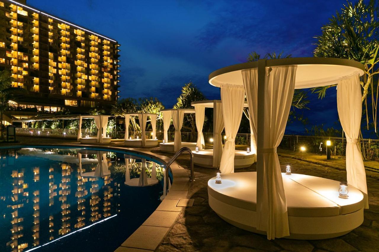 Oriental Hotel Okinawa Resort & Spa Наго Екстериор снимка The pool at the Royal Garden Villas