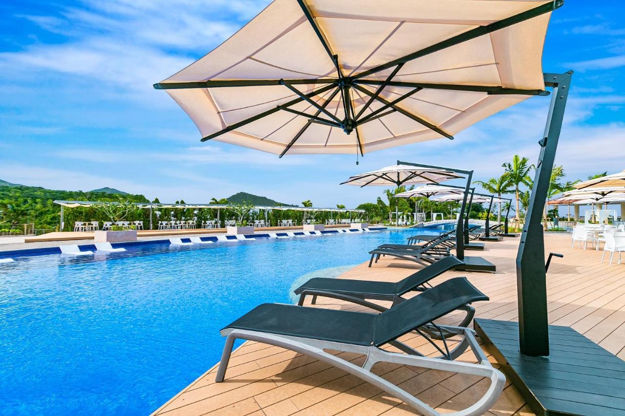 Oriental Hotel Okinawa Resort & Spa Наго Екстериор снимка The pool at the resort