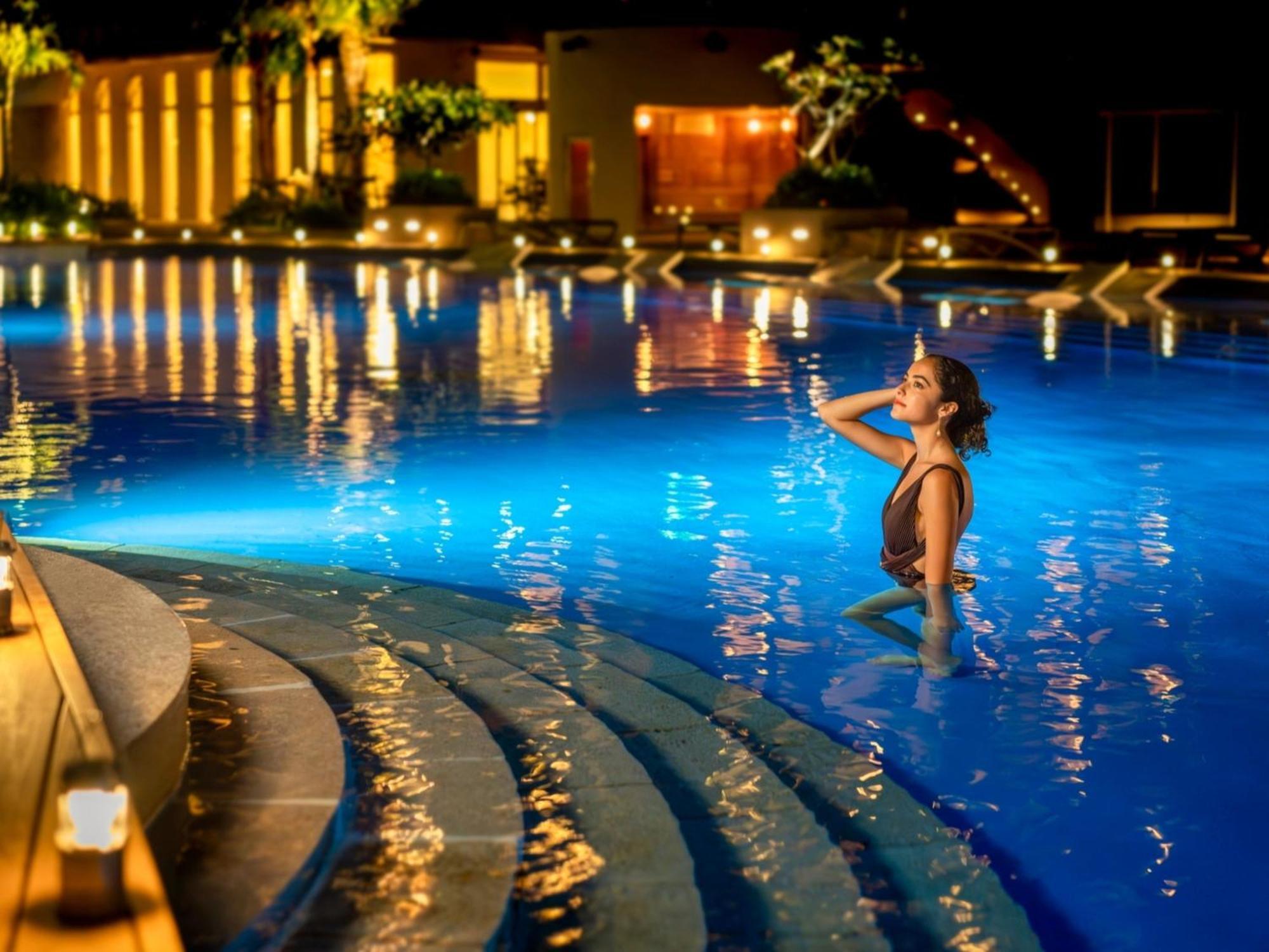Oriental Hotel Okinawa Resort & Spa Наго Екстериор снимка The pool at the resort
