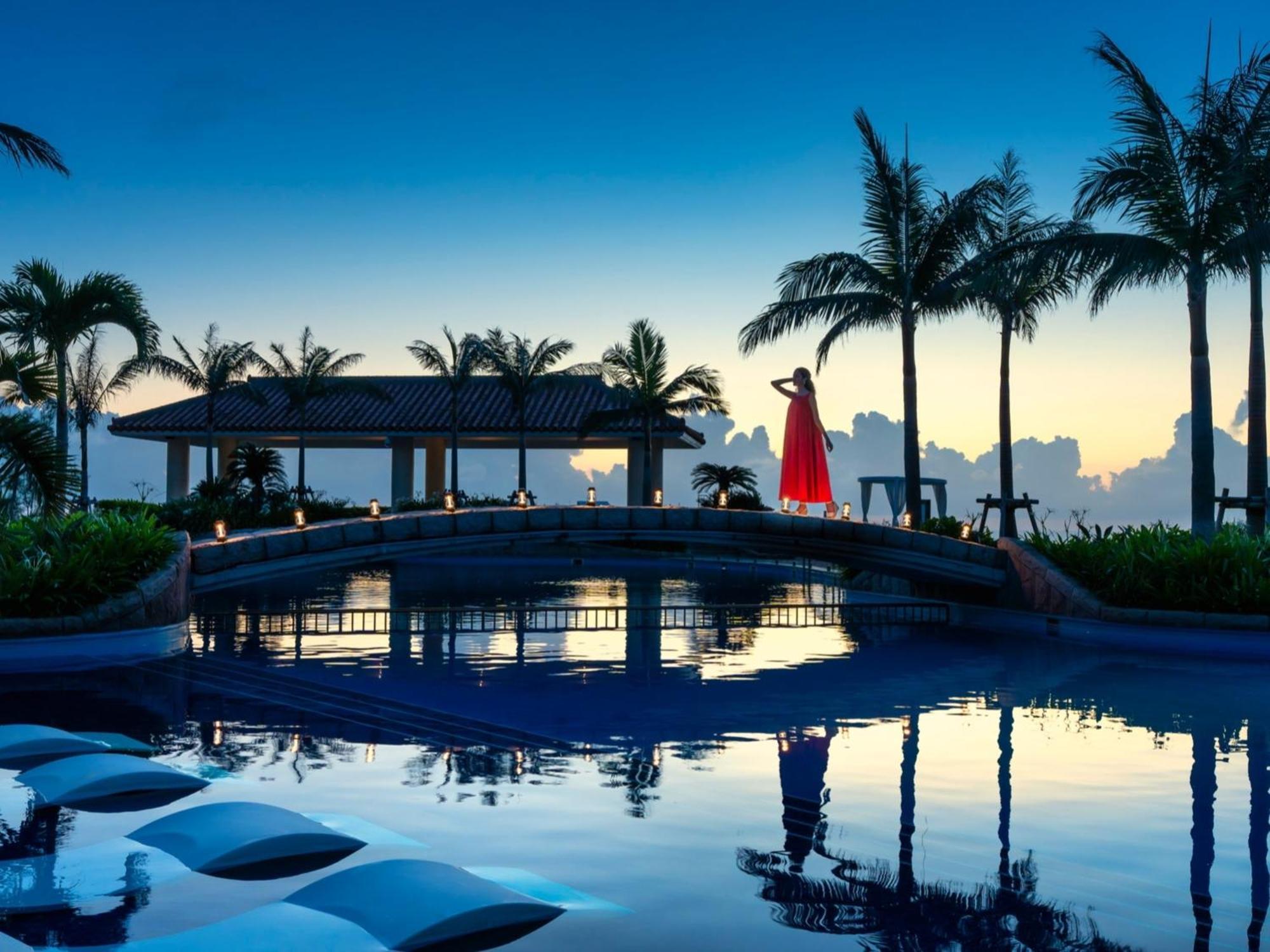 Oriental Hotel Okinawa Resort & Spa Наго Екстериор снимка The pool at the hotel