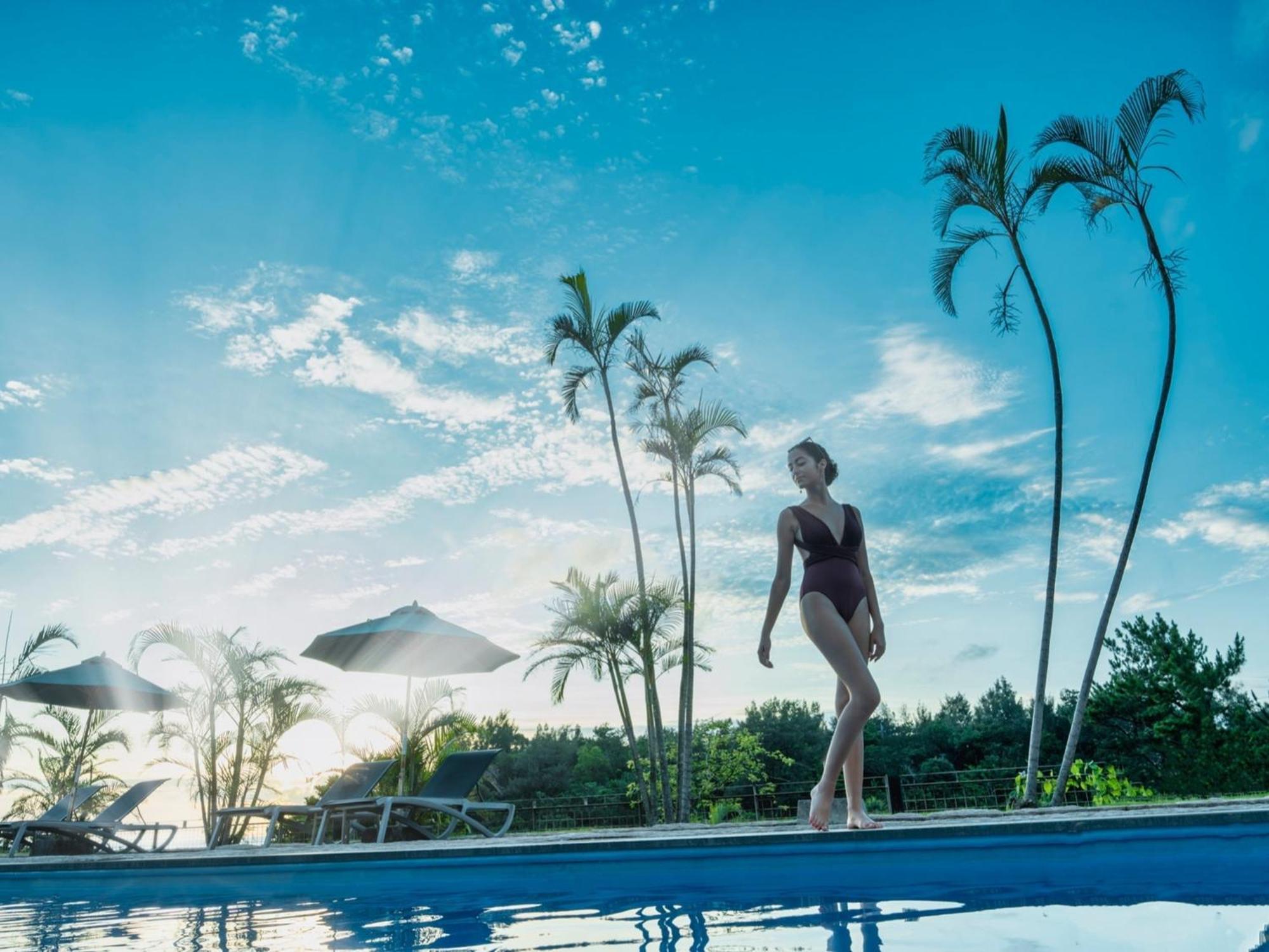 Oriental Hotel Okinawa Resort & Spa Наго Екстериор снимка A woman in a swimsuit